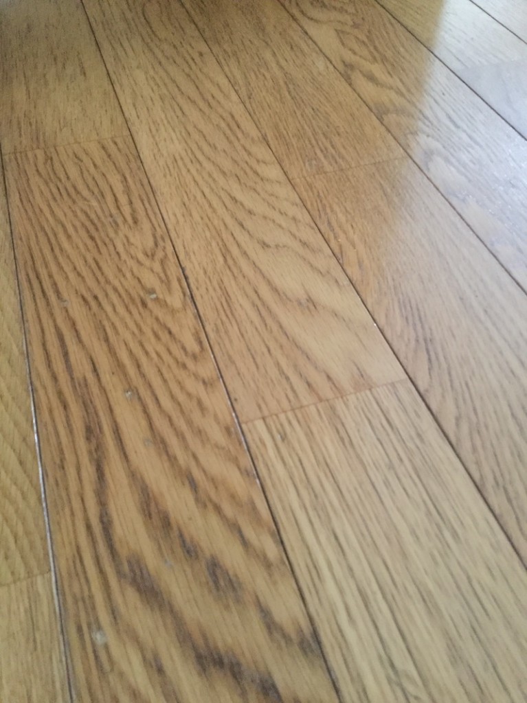 フローリングの溝が黒っぽく見えるのは、板と板の間にある隙間に光が届かないからです。