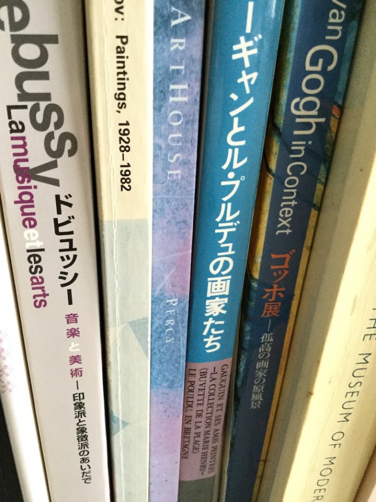 本の隙間が暗いのは、奥に光が届かないからですね。
