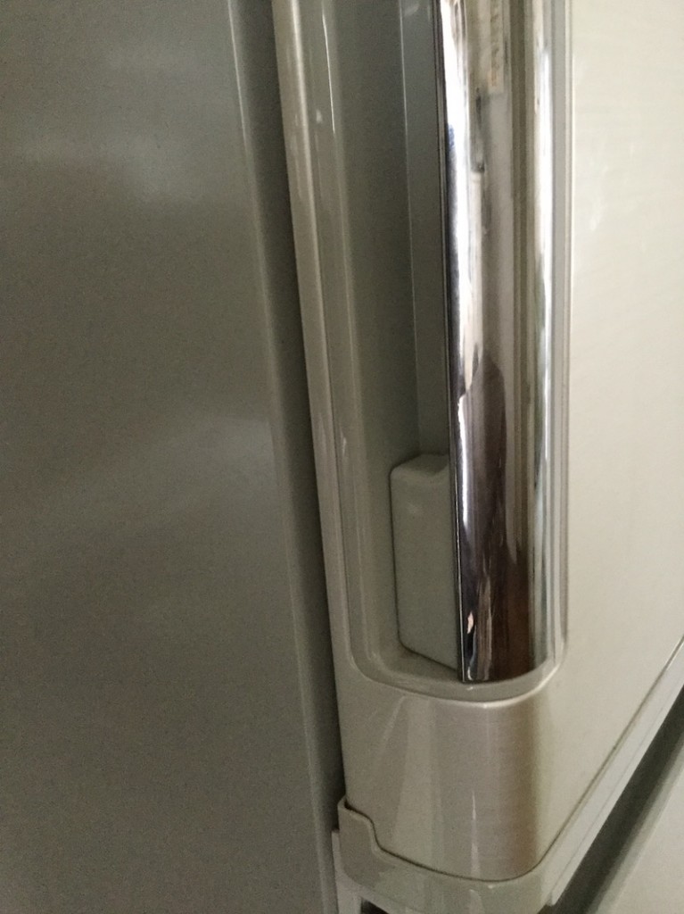 冷蔵庫の扉と本体の間、取手の凹み部分など、光が届きにくいところは暗くなっています。